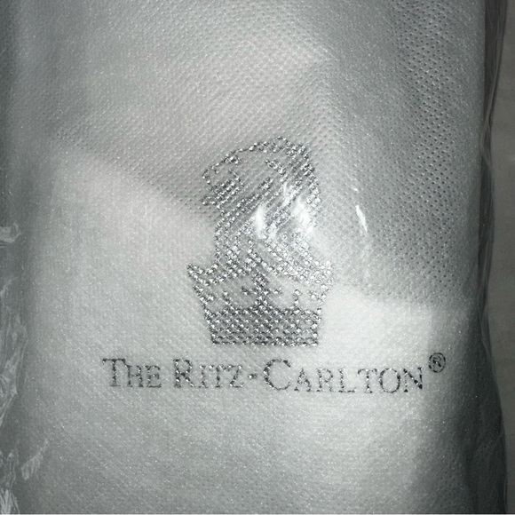 ♥️ RARE Authentic Ritz-Carlton Slippers - Picture 2 of 4